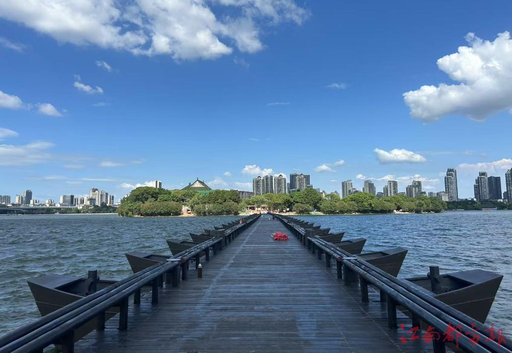 ▲ 39艘钢浮船整齐排列在水面上,稳稳托起桥身。