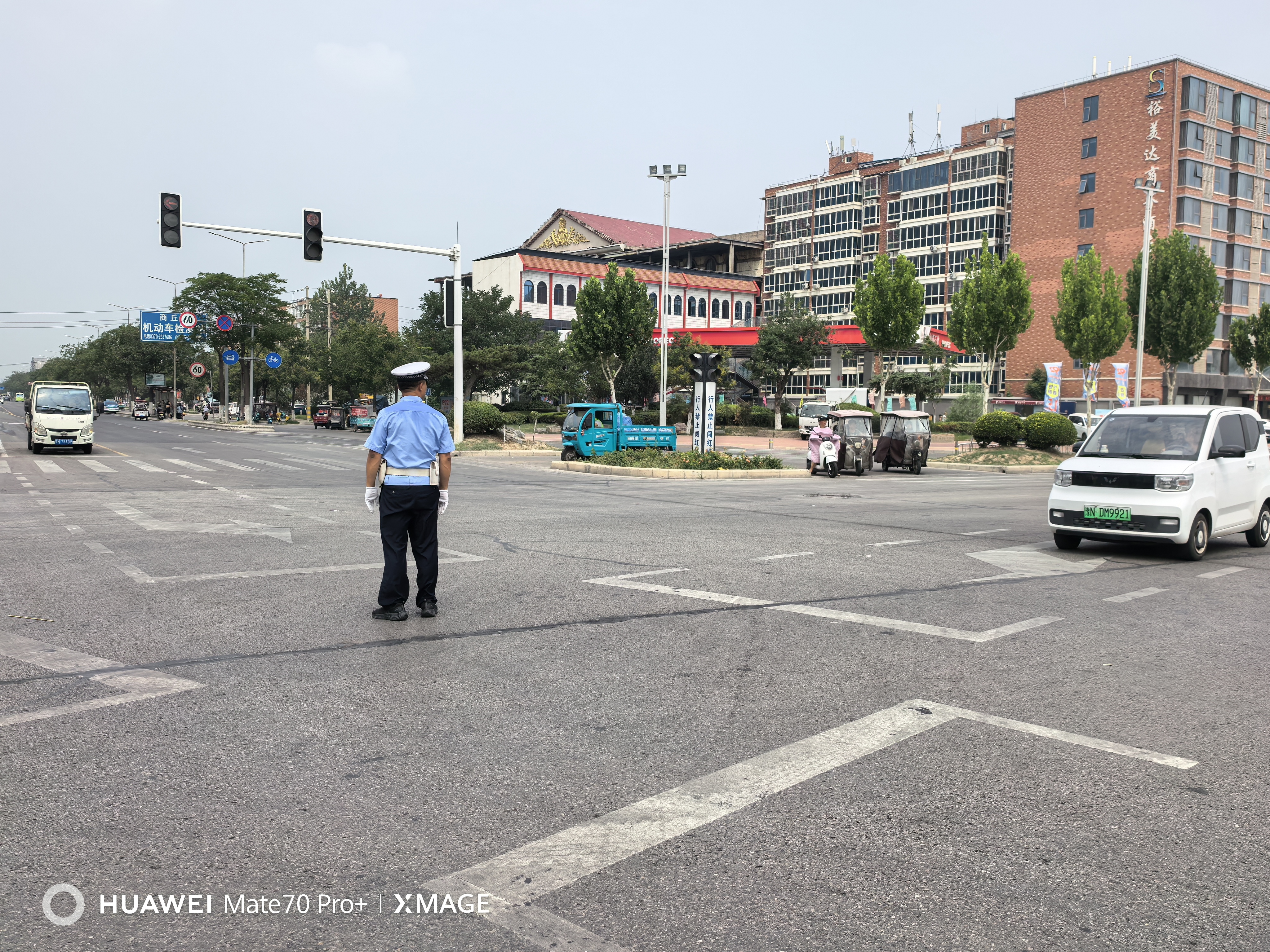 商丘交警40℃高温下 不惧“烤”验 坚守岗位保畅通