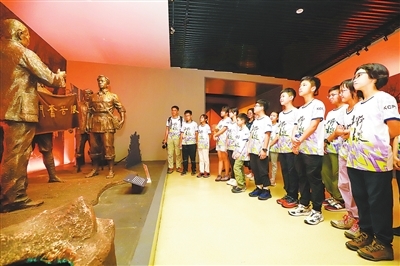 一批来自香港的小学生在大余南方红军三年游击战争纪念馆开展暑期红色研学活动。
