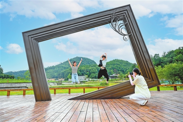 7月9日，在德安县河东乡袁家山村，前来隆平故里景区打卡拍照的游客络绎不绝。通讯员 鲍赣生摄