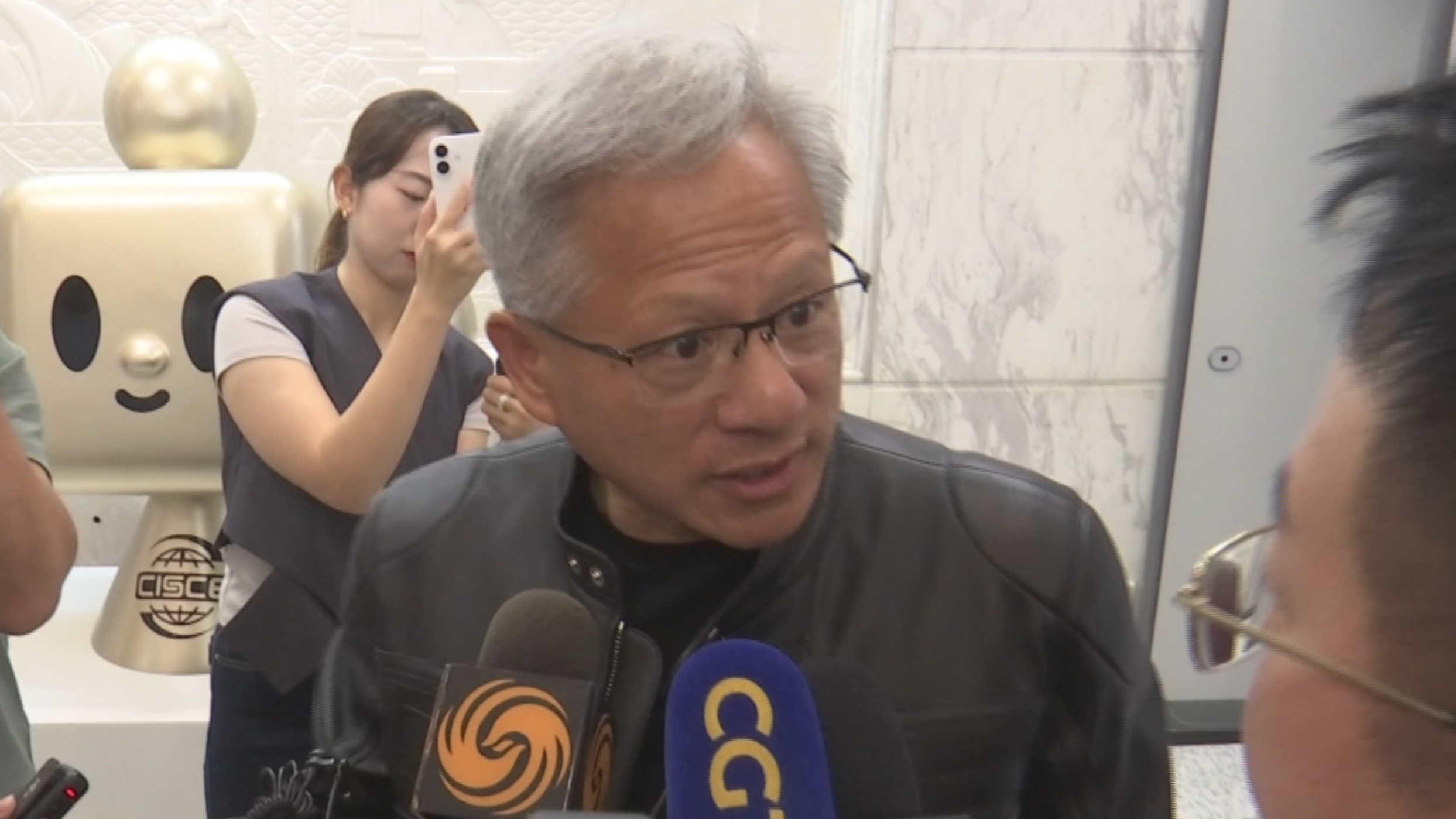 黄仁勋答凤凰记者问：美国将向中国出口H20芯片