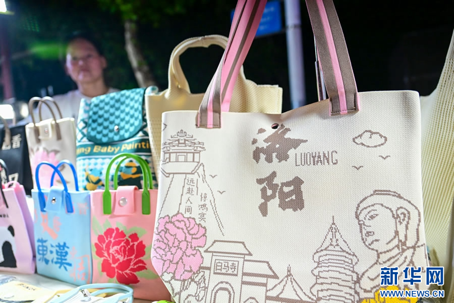 7月10日，洛阳市西工小街售卖的特色文创礼品。