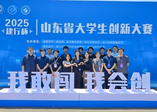 青岛职业技术学院参加决赛的师生合影