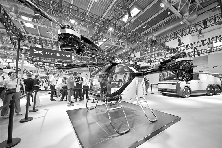 7月16日,第三届中国国际供应链促进博览会在北京开幕。图为观众在智能汽车链展区参观。江西日报特派全媒体记者 史港泽摄