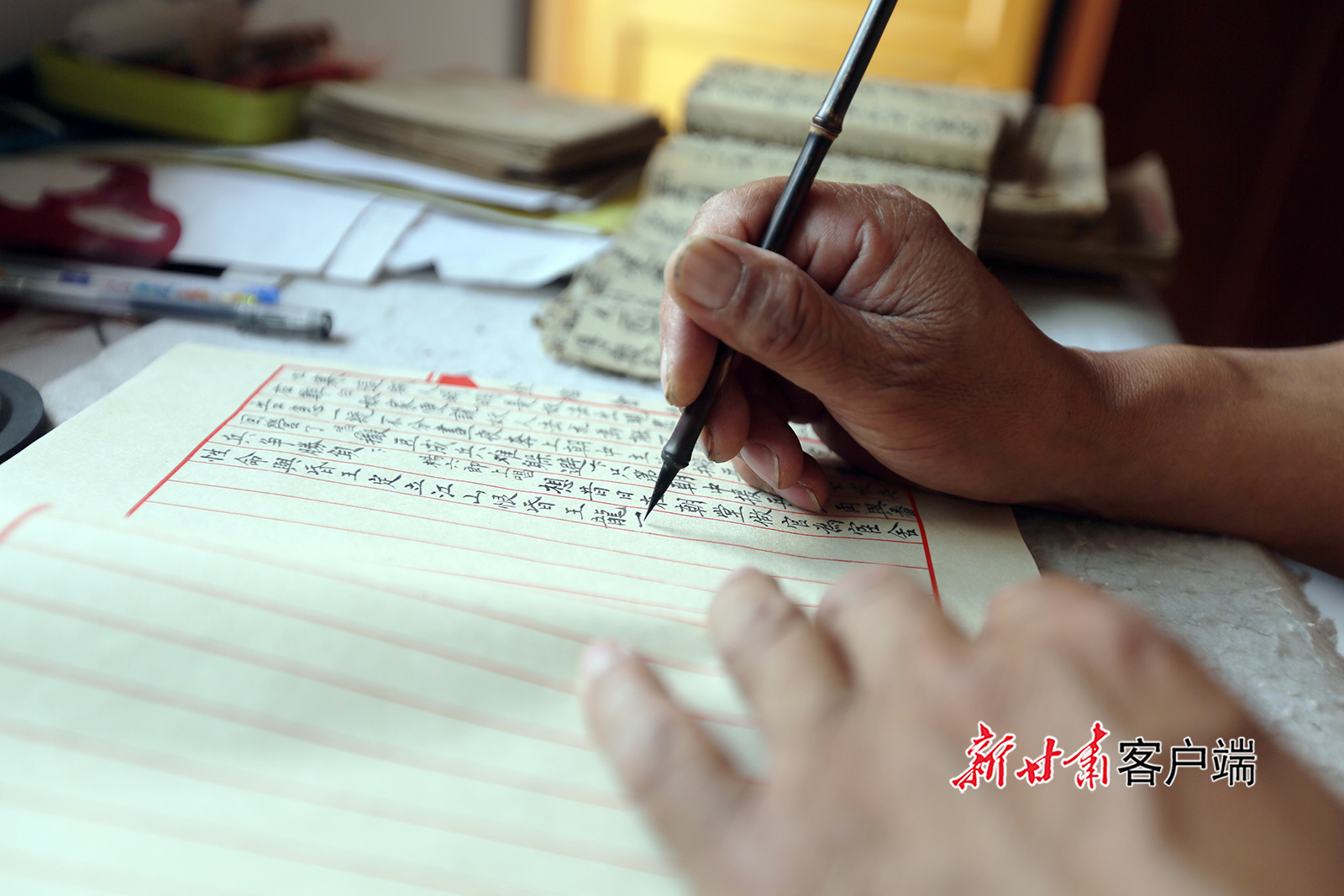 6月25日,刘满仓在抄写皮影戏剧本。