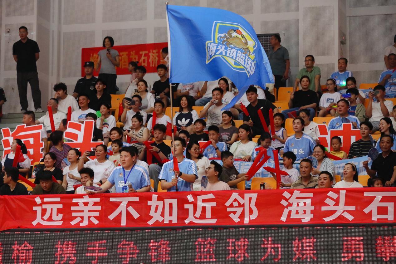 （图为比赛现场前来观看的市民）