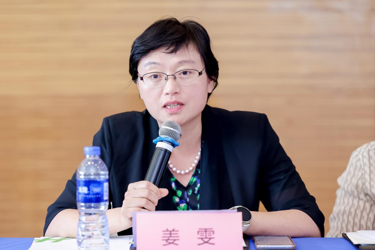 国家心理健康与精神卫生防治中心党委副书记姜雯进行主题发言