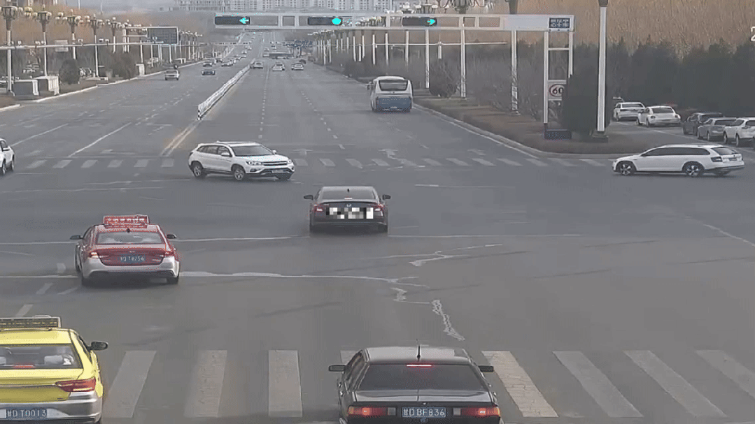 甘肃曝光交通典型案例:轿车斑马线不礼让撞伤人