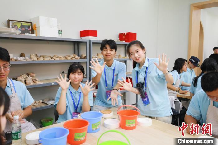 16日，第十二届海峡两岸(南昌)青年学生交流营开营授旗仪式在江西南昌职业大学举行。图为台湾青年学生体验陶瓷手工制作。刘思伟 摄