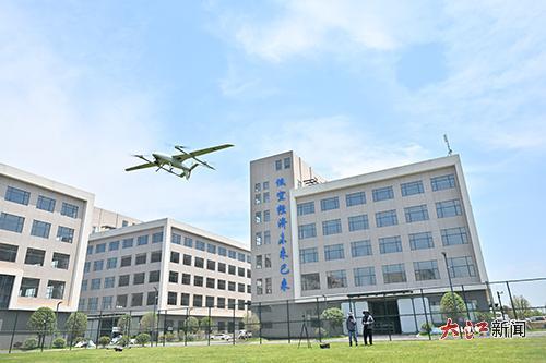 在共青城低空经济产业制造中心试飞场，工作人员正在试飞无人机。共青城市融媒体中心供图