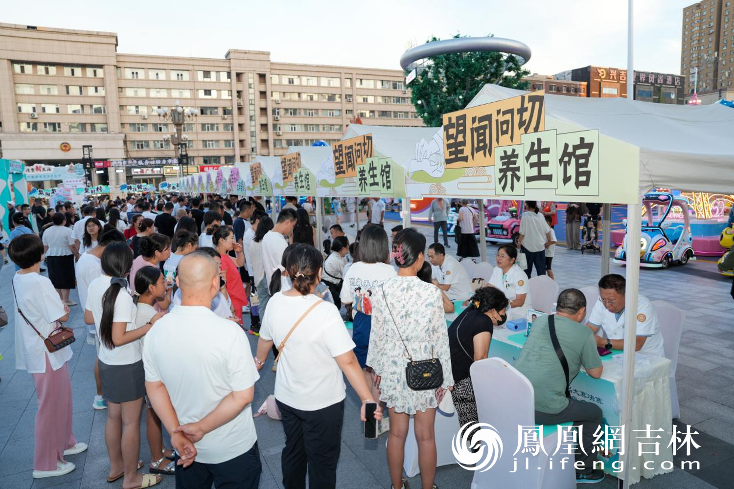 市民排队等候专家义诊。