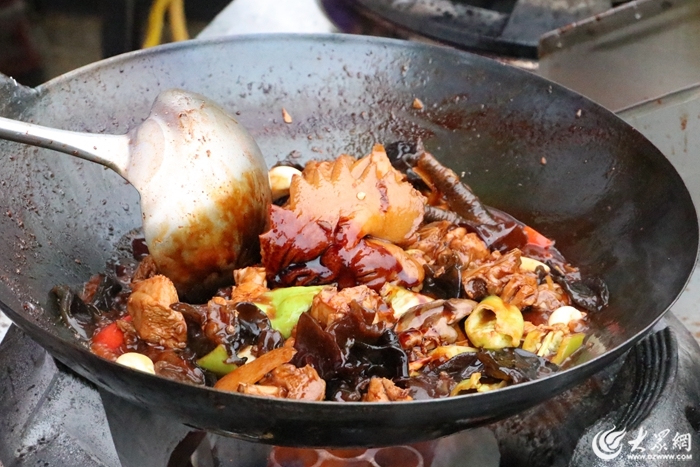 刘大厨鲜花椒炒鸡（记者 吕雯雯 摄）