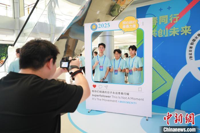 16日，第十二届海峡两岸(南昌)青年学生交流营开营授旗仪式在江西南昌职业大学举行。图为台湾青年学生合影留念。刘思伟 摄