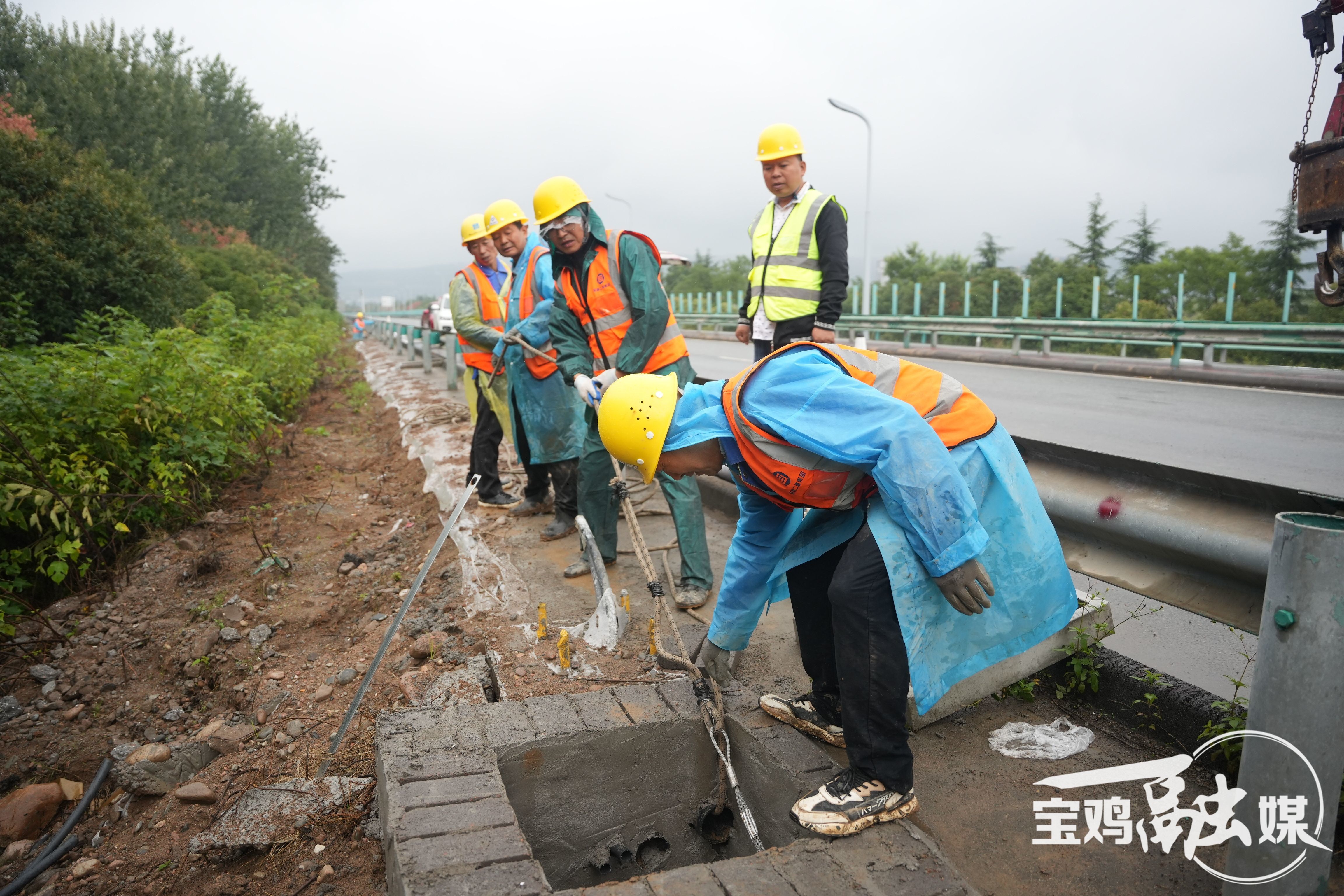 工人为城市快速干道设置排水系统