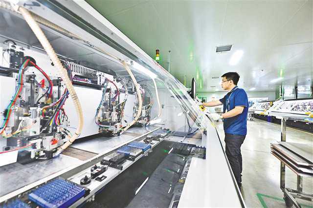 ▲7月14日，位于重庆电子电路产业园的重庆高智电子科技有限公司生产线，工人正在忙碌。首席记者 龙帆 实习生 王逍杨 摄