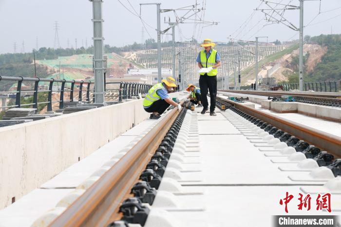 图为工作人员对西延高铁开展静态验收工作。　张立丽 摄
