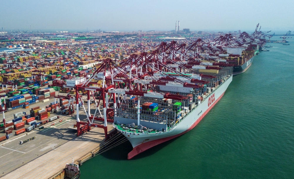 青岛港集装箱码头(2025年5月29日摄,无人机照片)。新华社记者 徐速绘 摄