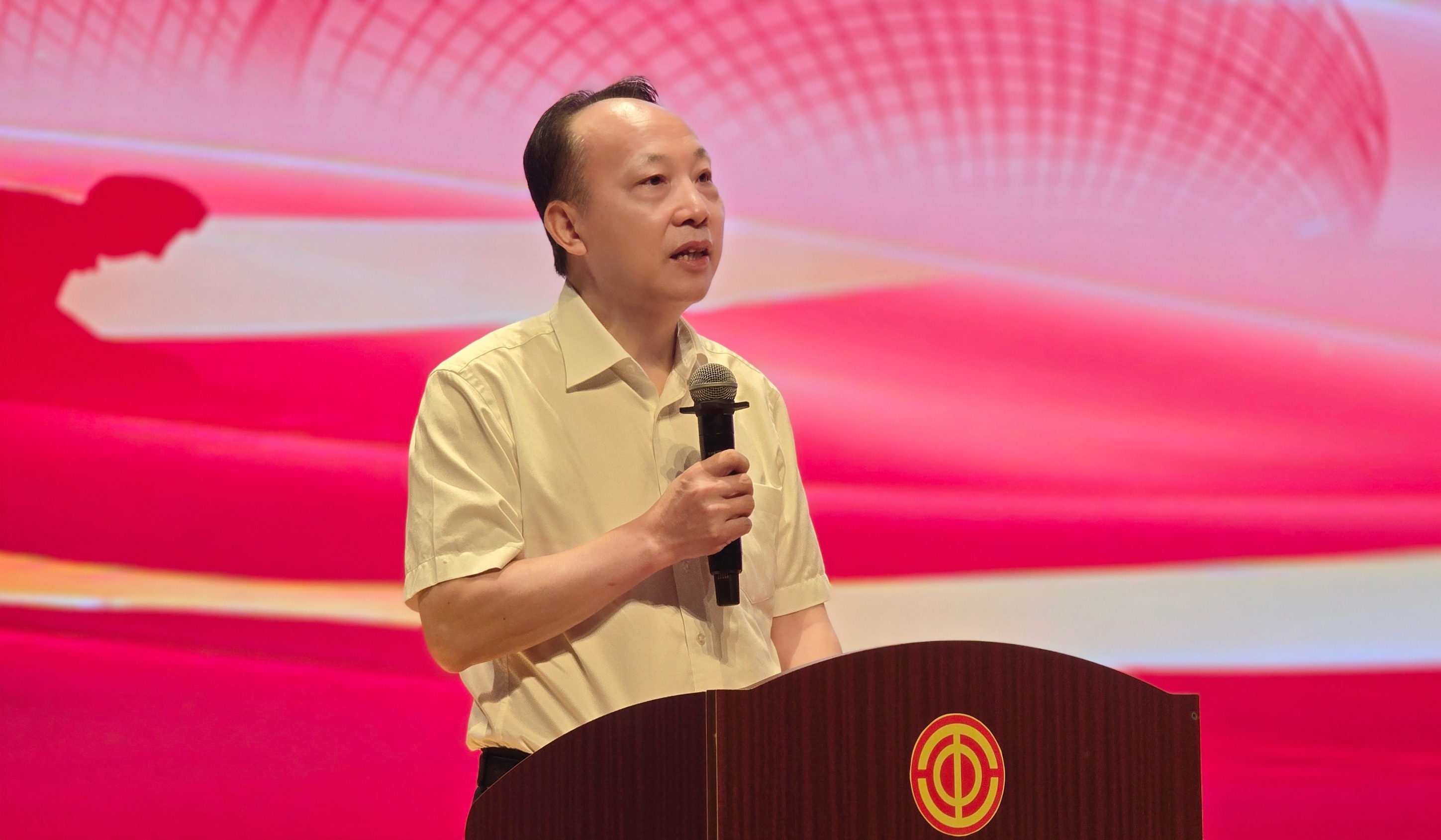 珠海市总工会党组书记、常务副主席王雷致辞