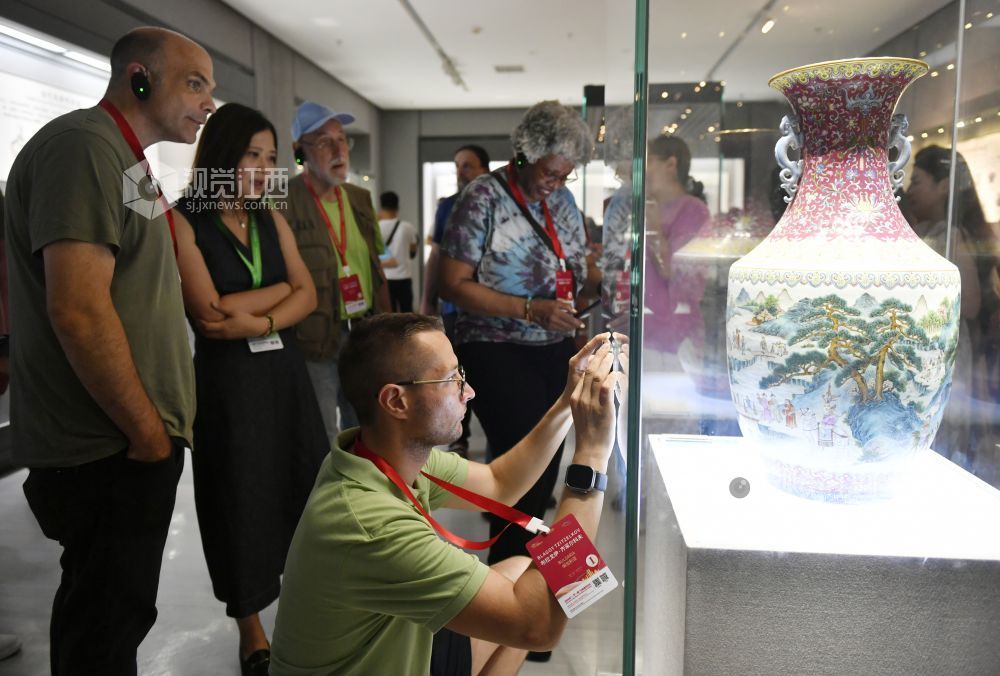7月15日，参与2025年“一带一路”记者组织论坛暨主题采风活动的外国媒体嘉宾代表走进景德镇陶瓷博物馆。