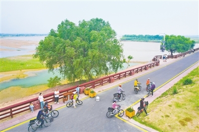 市民在南裹头广场骑行