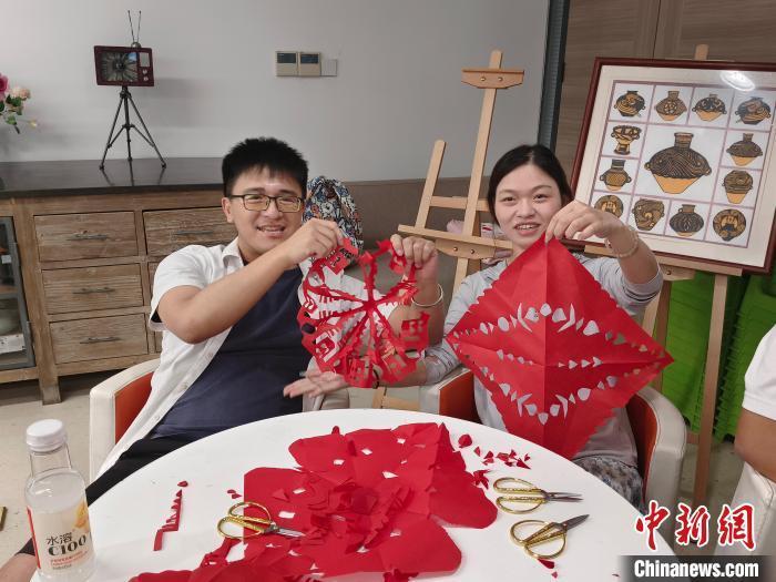 7月12日，台胞青年在兰州市体验非遗剪纸。申志波　摄