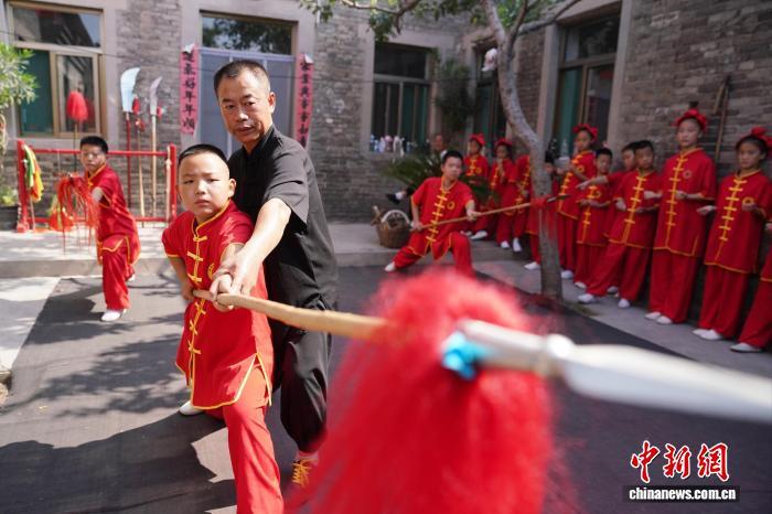 邯郸峰峰中小学生：练百年洪拳 “武”动暑假