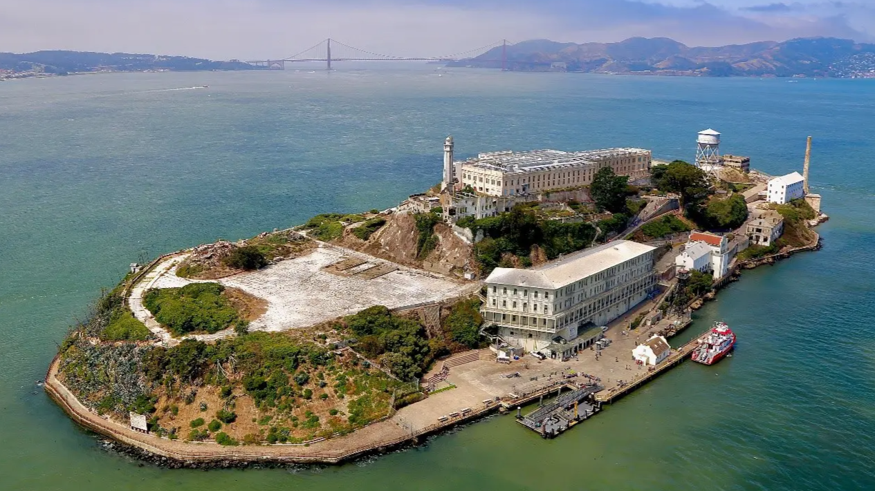 美议员批“鳄鱼恶魔岛”内部环境：一个笼子32人！洁厕水同为饮用水