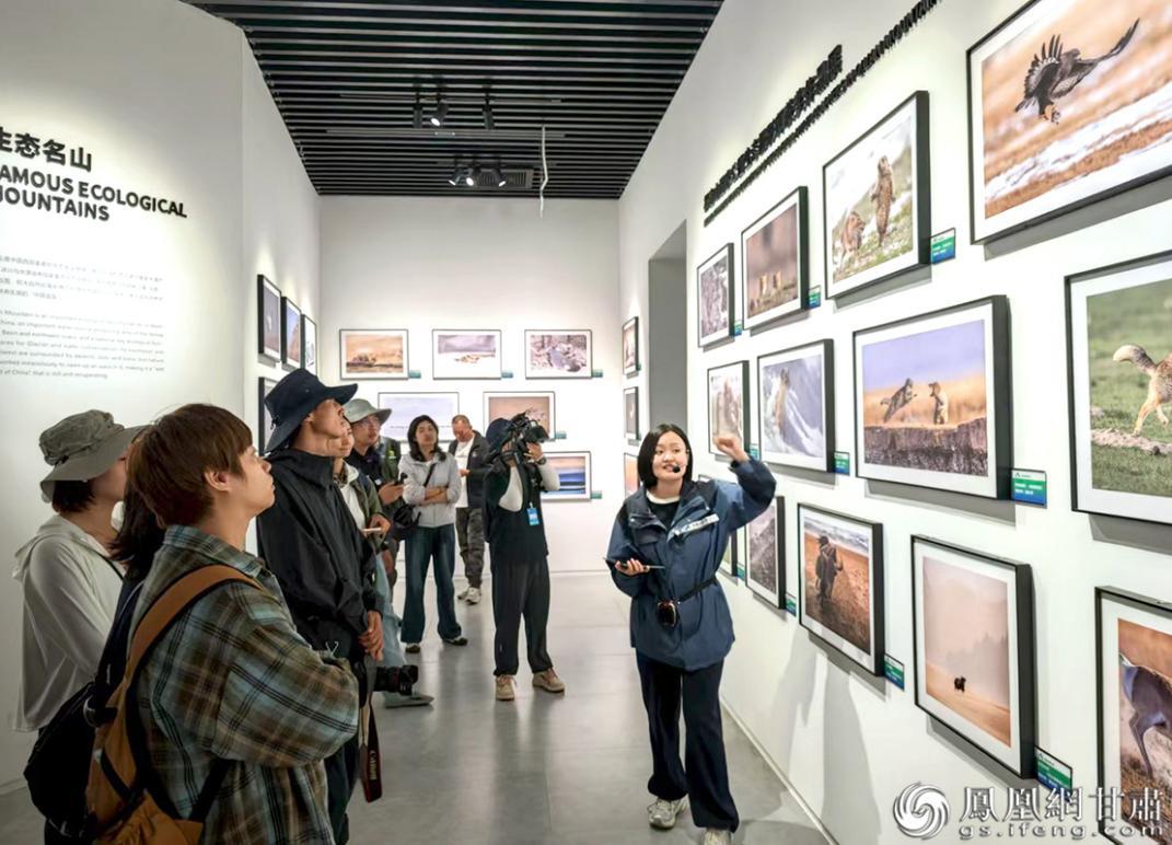 香港媒体人在祁连山国家公园大数据中心参观野生动物摄影作品