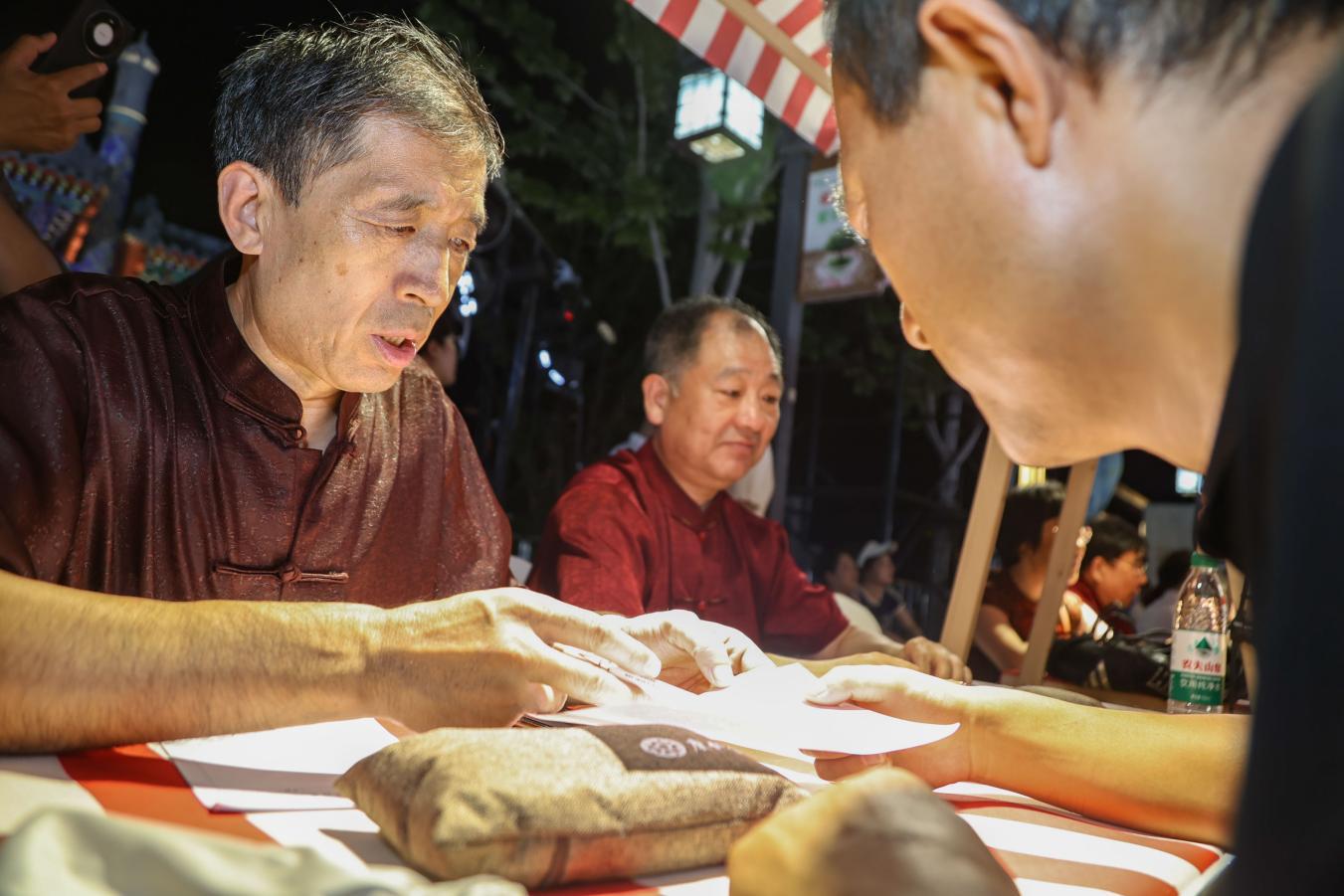 河北省名中医、沧州市名中医在夜市为市民与游客服务。
