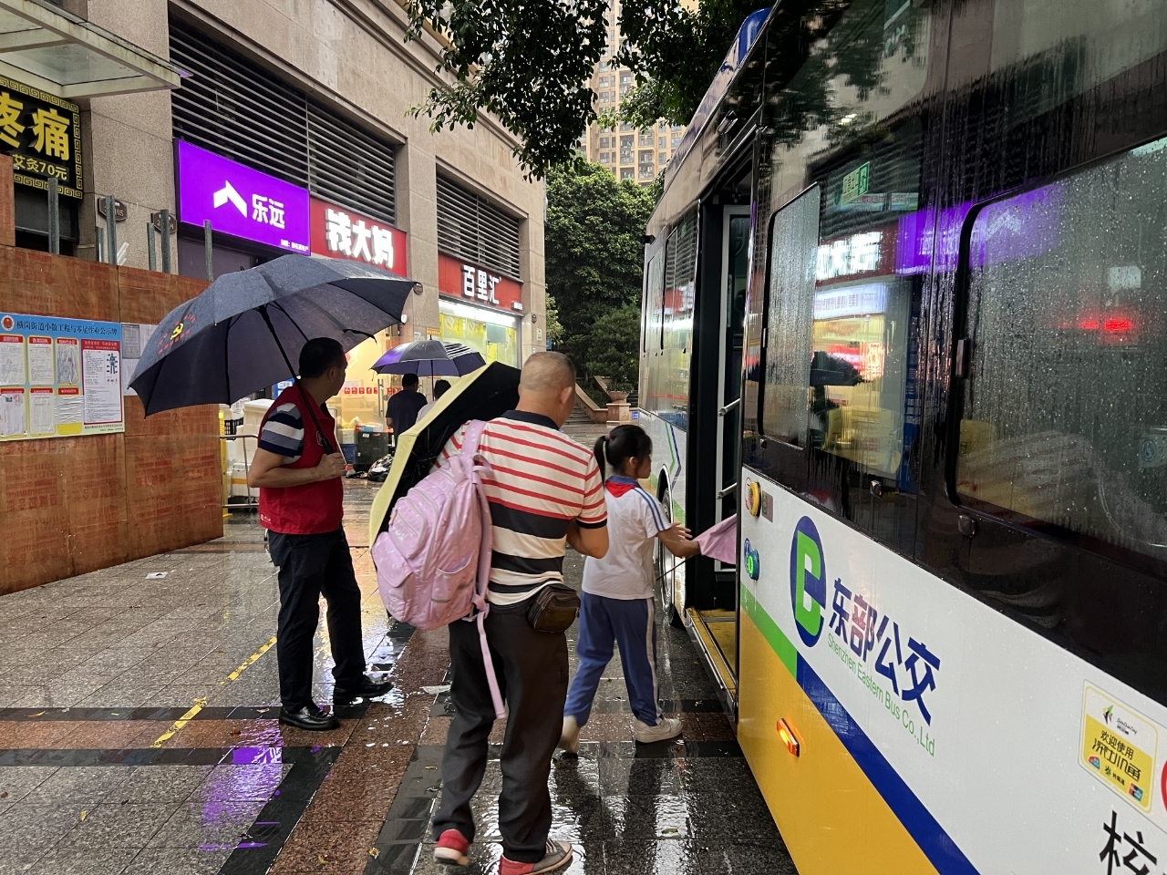 横岗:开通定制公交专线 速解民忧