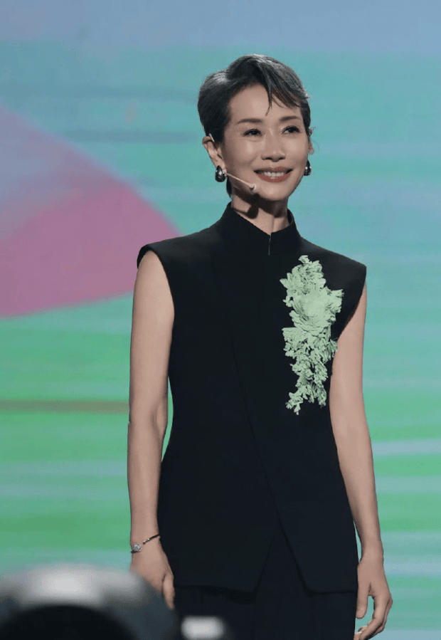 叶童笑容真挚。
