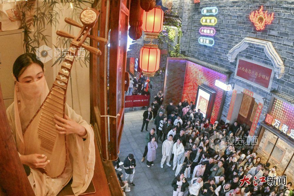 身着汉服的演员坐在窗边演奏琵琶。（吴福清 摄）