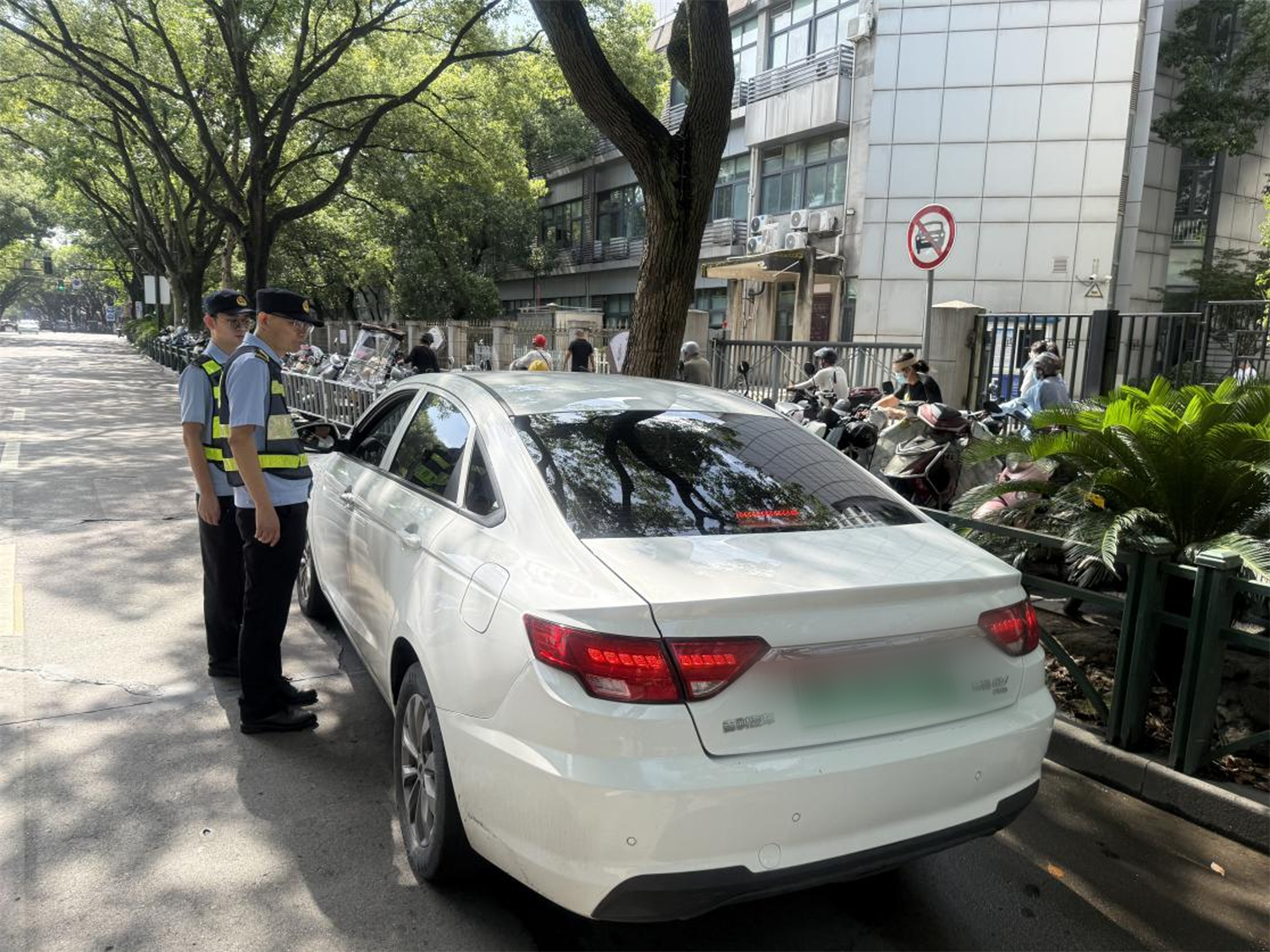 宁波交通执法坚守一线战高温