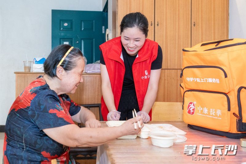 75岁的黄福秋老人（左）正在用餐。