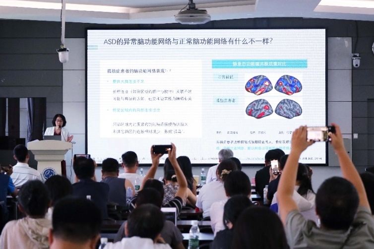 一群人正在听演讲AI 生成的内容可能不正确。