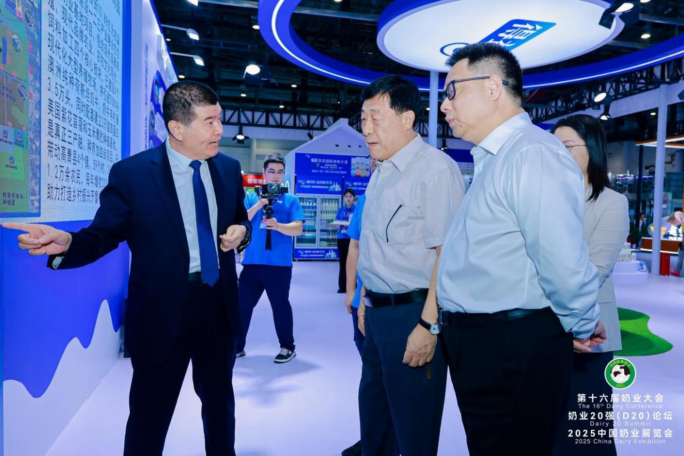 图为：国务院参事、农业农村部原副部长于康震（左二），中国工程院院士、中国奶业协会代理会长沈建忠（左三）莅临得益乳业