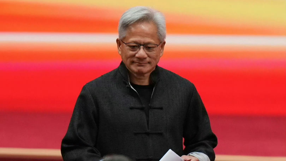 黄仁勋答凤凰记者问：谈如何确保AI技术的安全