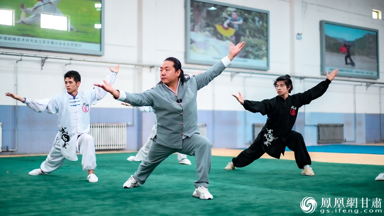 将崆峒武术习练融入日常,是陈虎(中)和弟子们不变的追求。李德宇 摄