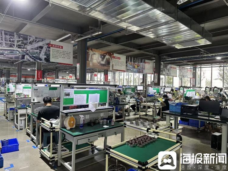 珞石机器人生产车间内