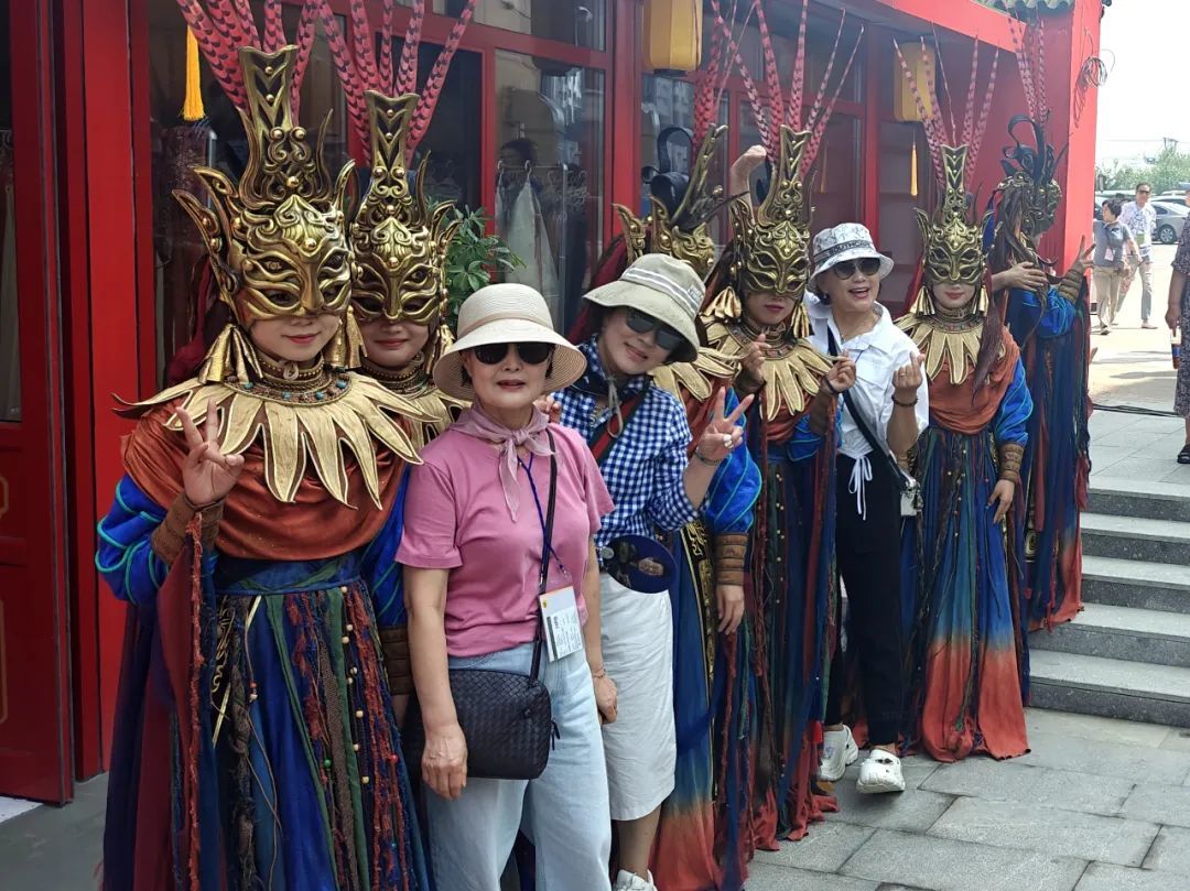 游客与《东寻&middot;成山赋》演员合影留念&nbsp; 沈道远 摄