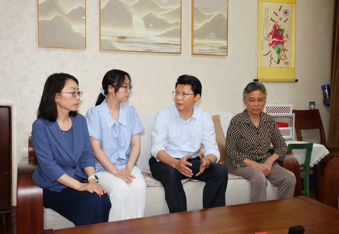 王进健慰问边晓斌亲属