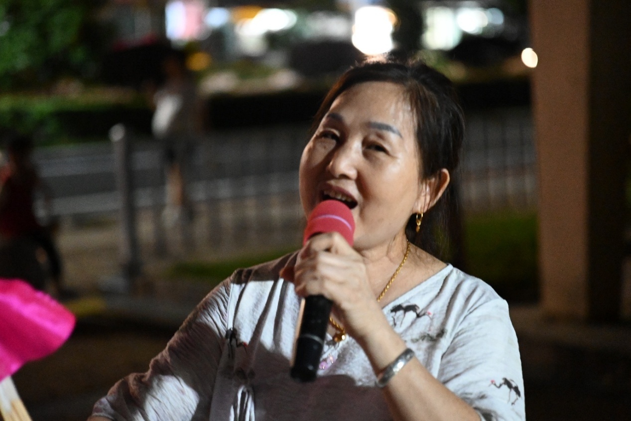 图为公园奶奶唱采茶戏