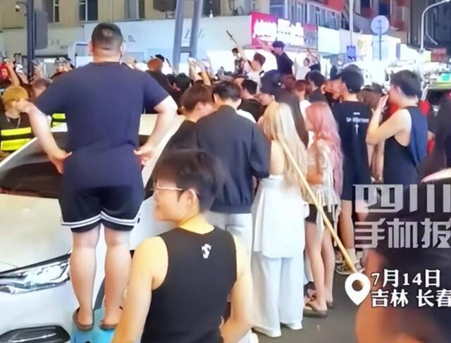 光头男给老外下跪磕头,激起民愤遭围殴,身份被扒,疑似是山东人