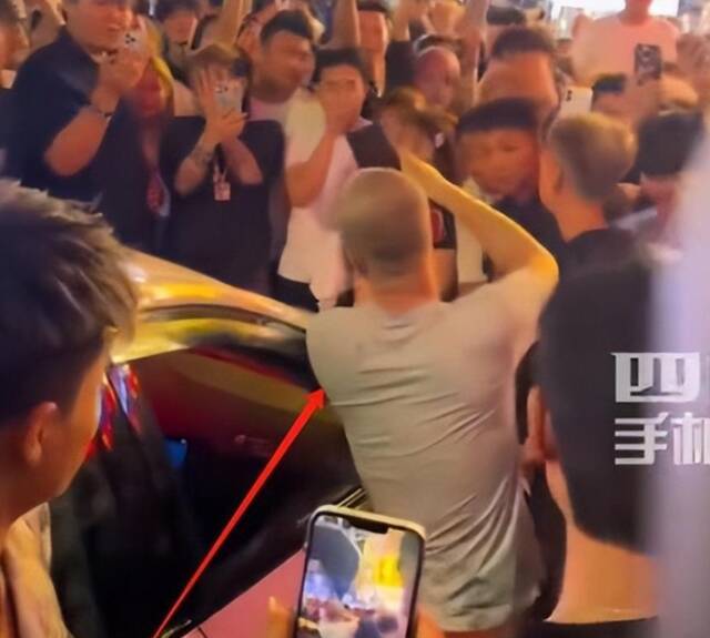 光头男给老外下跪磕头,激起民愤遭围殴,身份被扒,疑似是山东人