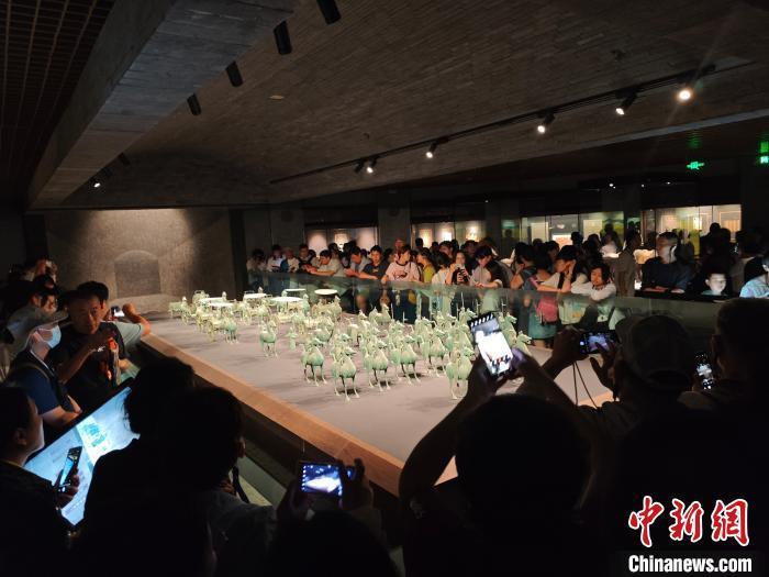 图为台胞青年在甘肃省博物馆参观　申志波　摄