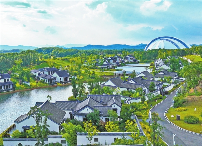 7月9日，阳光照耀下的德安县庐缘小镇，如诗如画。　　特约通讯员 张 玉摄