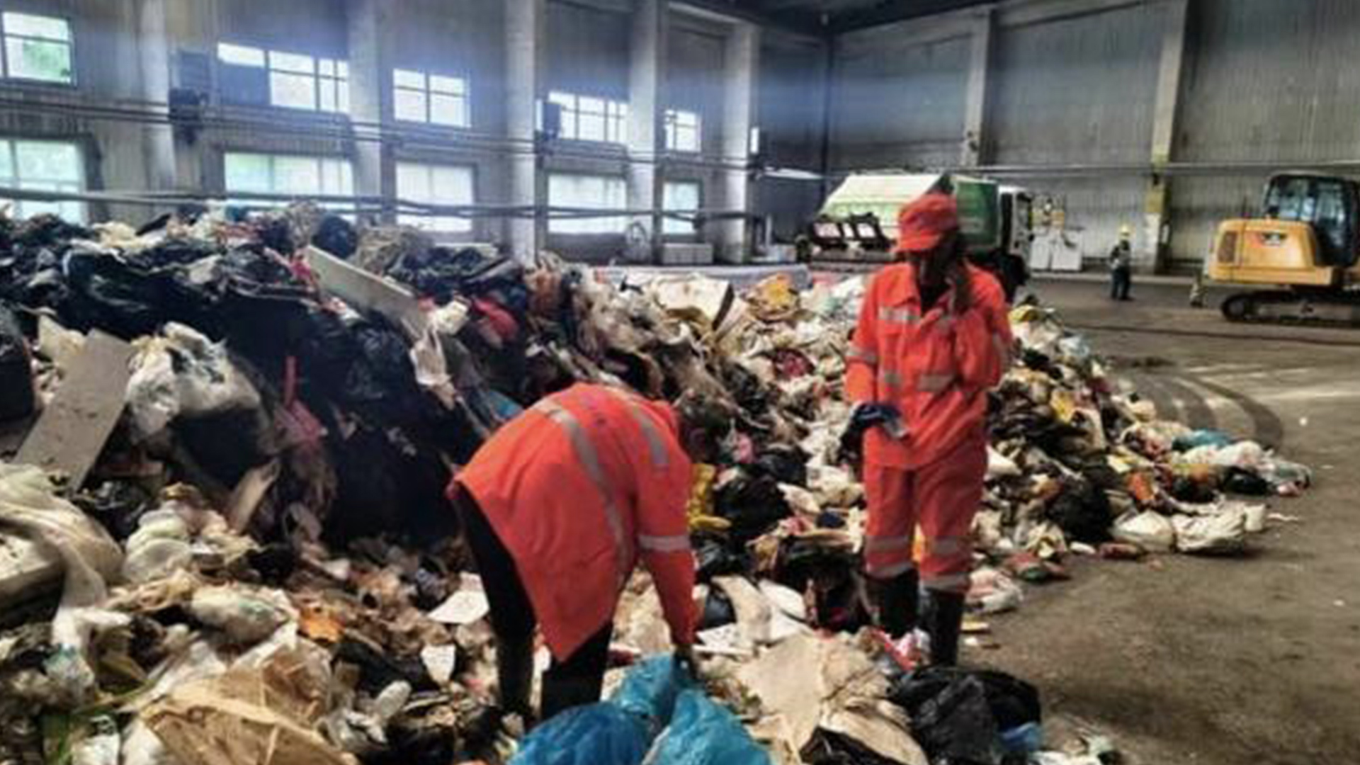 “环卫工翻8吨垃圾帮游客找儿童手表”引质疑，大同城管局副局长回应：游客没特殊身份，说好说坏网上都骂