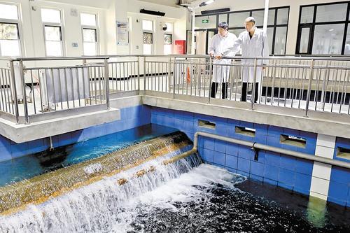 7月2日，双峰寺地表水厂技术人员巡查水处理设施运行情况。本报记者 陈宝云摄