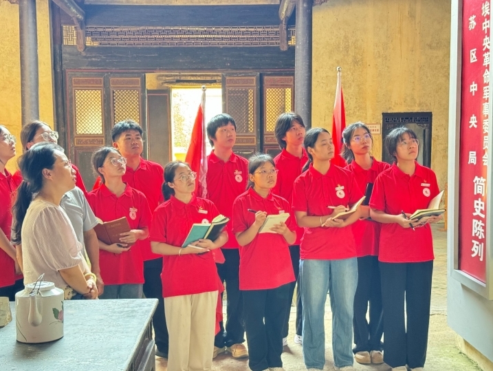 队员聆听中共苏区中央局、中华苏维埃中央革命军事委员会成立简史。