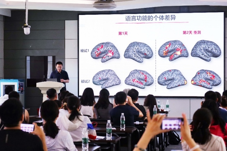 一群人正在聊天AI 生成的内容可能不正确。